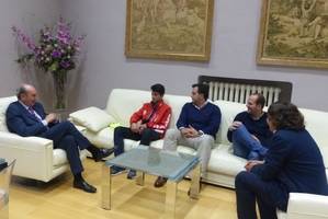 El presidente de la Diputación felicita al cabanillero Fernando Cebrián por sus éxitos deportivos