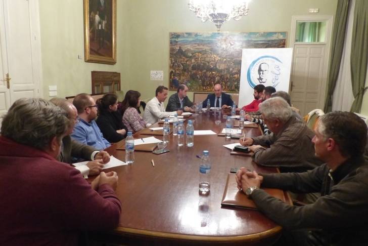 Latre informa a los alcaldes y concejales de los actos del centenario del nacimiento de Cela