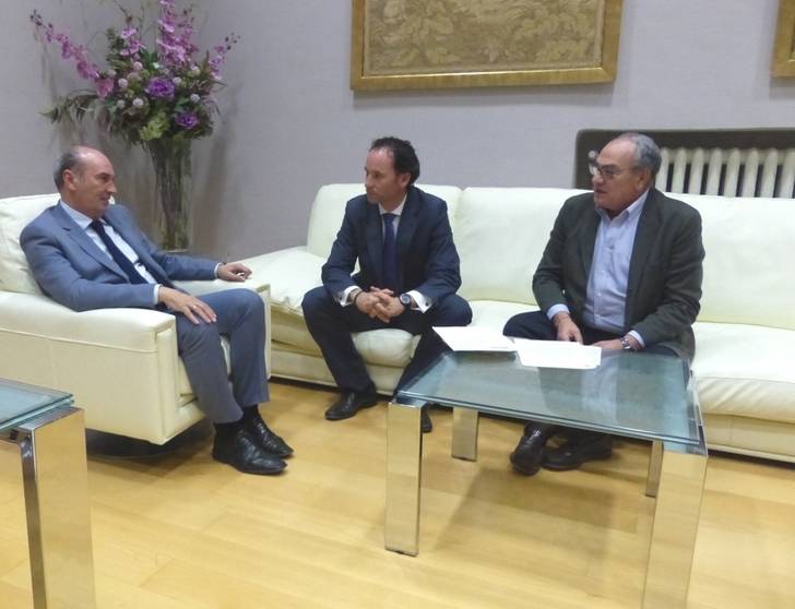 El presidente de la Diputación escucha las demandas del alcalde pedáneo de Iriépal