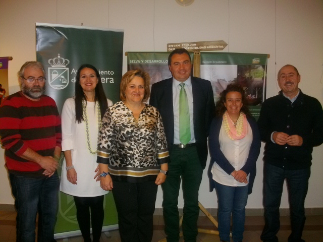 Alovera acoge la exposición de cooperación de la Diputación 0km de las injusticias