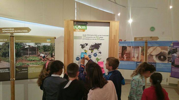 Alovera acoge la exposición de cooperación de la Diputación 0km de las injusticias