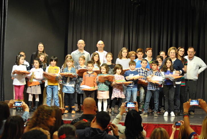 Lleno total en la entrega de premios del concurso de marcapáginas y la representación de la bebeteca en Alovera
