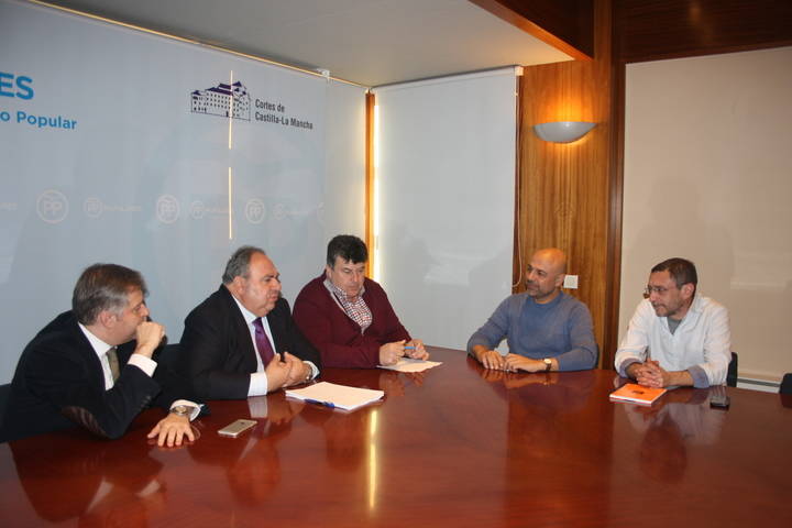 PP y Podemos se reúnen para analizar la actualidad parlamentaria de la región