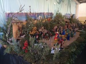 Pareja brinda por la llegada de la Navidad