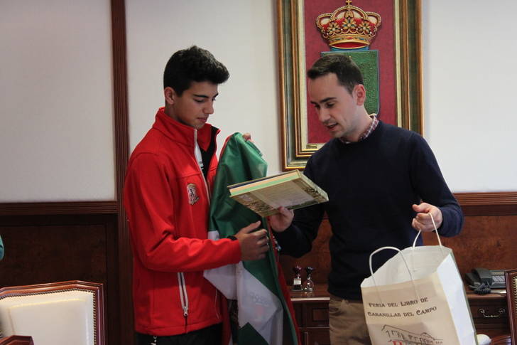 Cabanillas muestra a Fernando Cebrián el orgullo de la localidad por sus éxitos en pádel