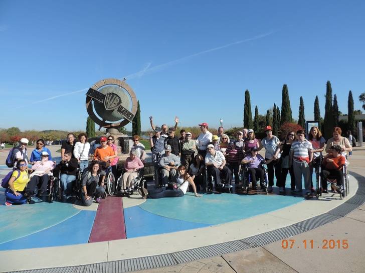 Los residentes del centro La Chopera disfrutan de una excursión al parque Warner