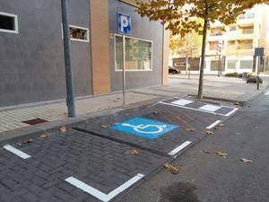 Urbanismo se&#241;aliza las plazas de aparcamiento reservado en el n&#250;cleo de Valdeluz 