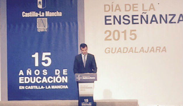 Román reconoce el importante papel de los educadores en el Día de la Enseñanza