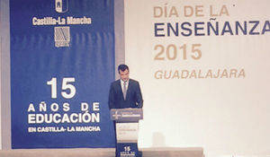 Román reconoce el importante papel de los educadores en el Día de la Enseñanza