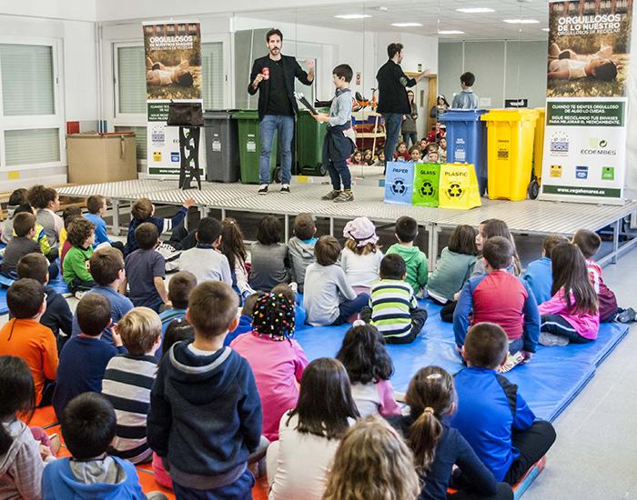 Un mago explica a los alumnos de los colegios de Marchamalo el proceso que sigue a la magia del reciclaje