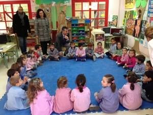 Román felicita la Navidad a los alumnos y personal de la escuela infantil Parchís y del colegio Ocejón 