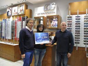 María del Mar Ibáñez realiza las compras del premio de los 2.400 euros del Doble, doble de Navidad en los comercios asociados