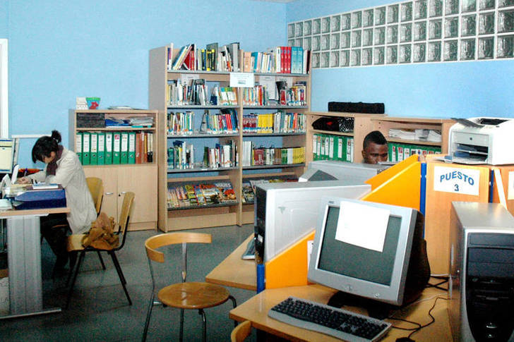 Vista de la Oficina Municipal de Información Juvenil (OMIJ) ubicada en la planta baja de El Foro. Fotografía: Álvaro Díaz Villamil / Ayuntamiento de Azuqueca