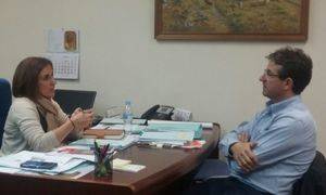 La diputada de Ciudadanos se interesa por las demandas del alcalde de Alcolea de las Peñas