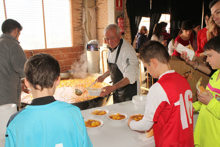 Los vecinos de Quer compartieron mesa y mantel en San Vicente