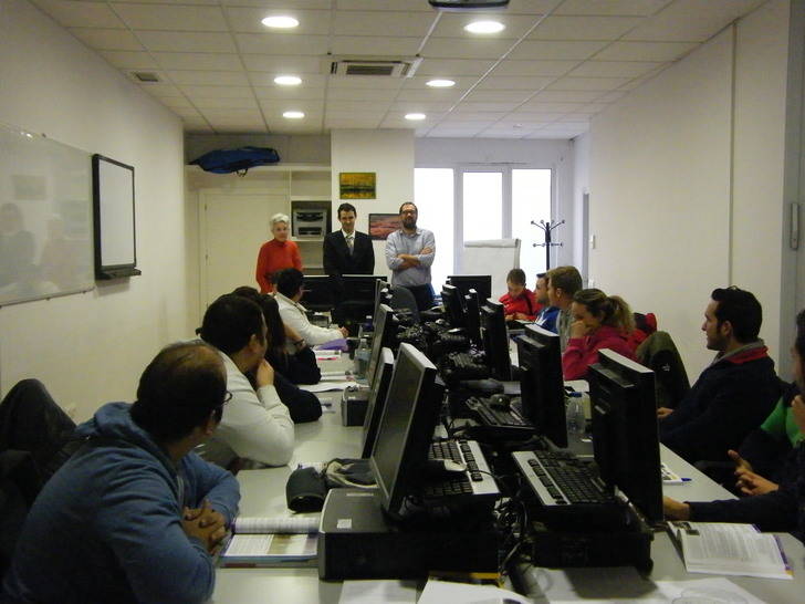 El director provincial de Empleo visita uno de los cursos de Formación Profesional para el Empleo de Guadalajara