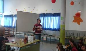 El escritor Daniel Nesquens visita la biblioteca de Alovera