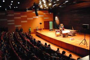 El músico y lutier Pablo Nahual propone en Ibercaja un concierto didáctico para escolares basado en la educación emocional