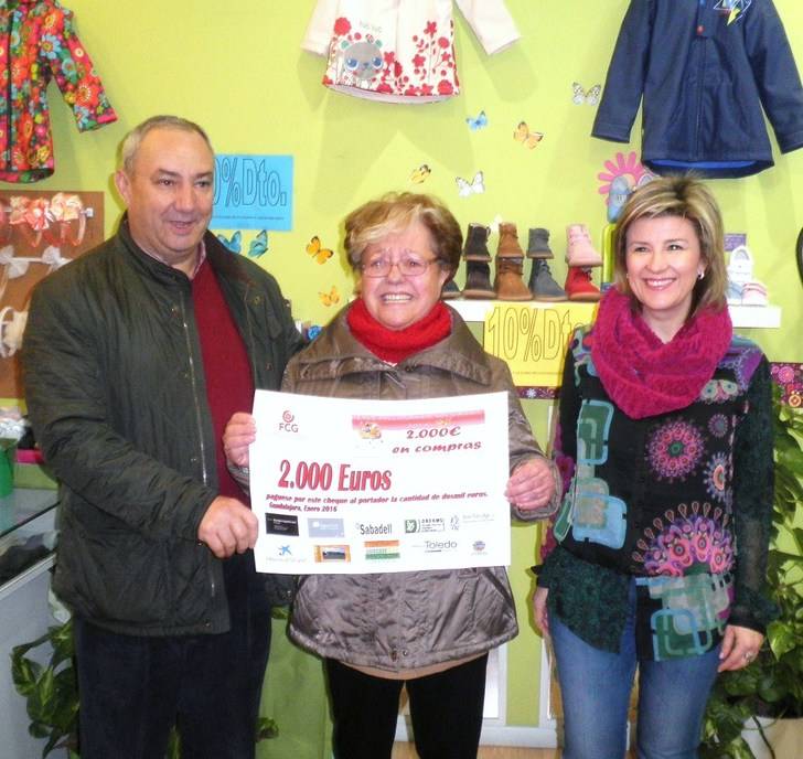 Charolín y Mediasuela inaugura las compras de los Reyes Millonarios Solidarios 2015