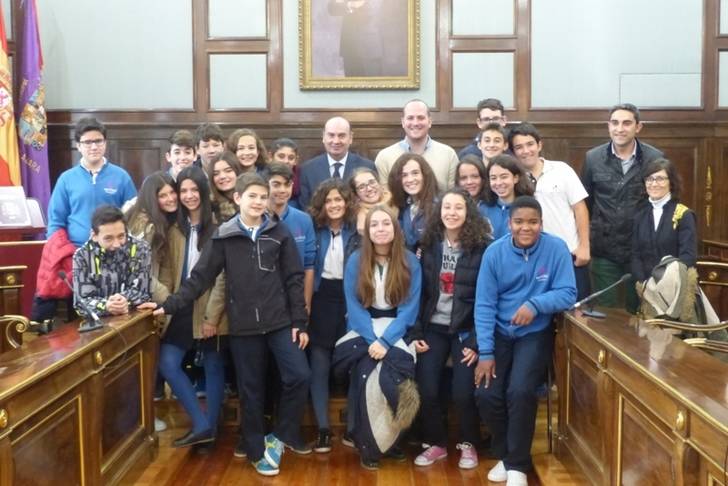 Dos grupos de escolares del colegio Maristas conocen el Palacio Provincial