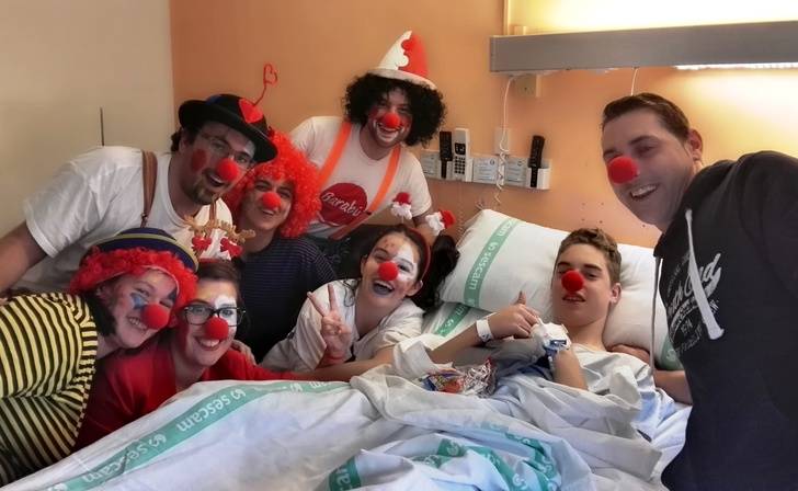 Barabú Payasos visita las plantas de pediatría y geriatría del Hospital de Guadalajara