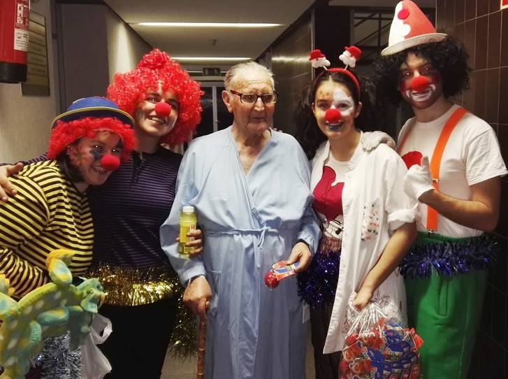 Barabú Payasos visita las plantas de pediatría y geriatría del Hospital de Guadalajara