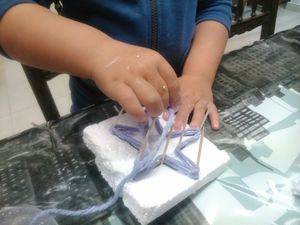 Pareja cuida del ocio navideño de sus niños