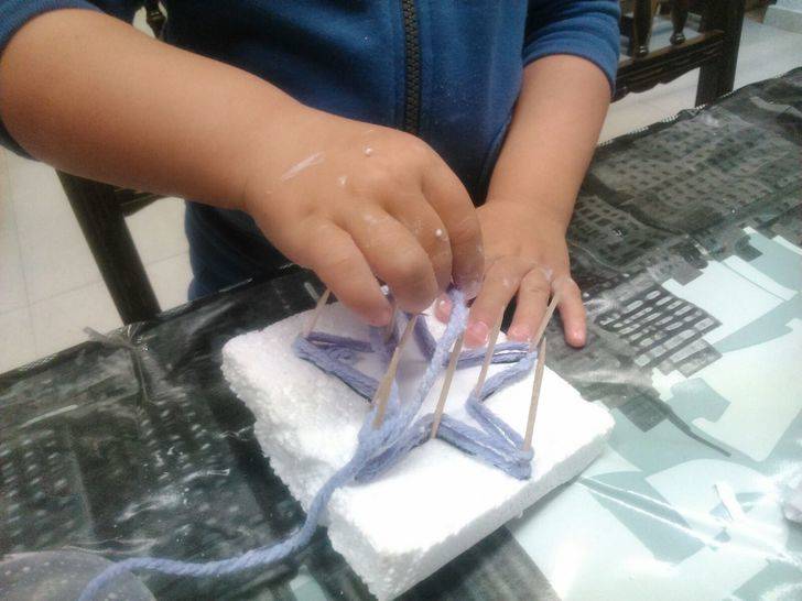 Pareja cuida del ocio navideño de sus niños