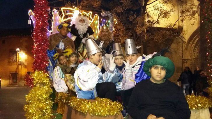 Los Reyes Magos llevaron la ilusión a los niños y mayores de Almonacid de Zorita