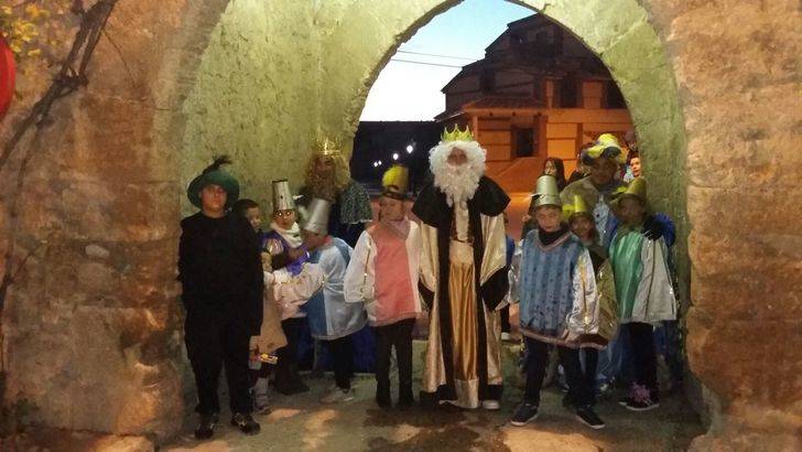 Los Reyes Magos llevaron la ilusión a los niños y mayores de Almonacid de Zorita