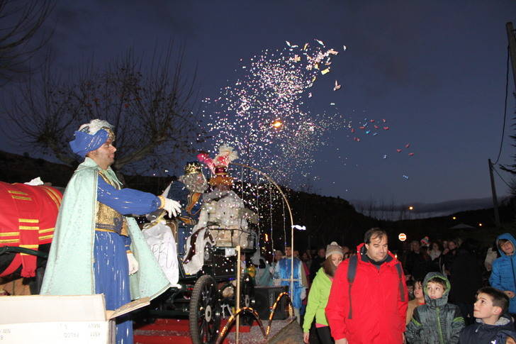 Los Reyes Magos llegaron a Trillo en una bonita calesa andaluza