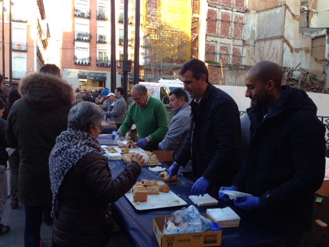 Cientos de personas participan en la merieda popular del Jueves Lardero de Guadalajara