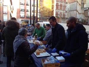 Cientos de personas participan en la merieda popular del Jueves Lardero de Guadalajara