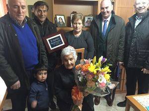 El presidente de la Diputación felicita a Alfonsa Pérez, vecina de Espinosa, en su 100 cumpleaños