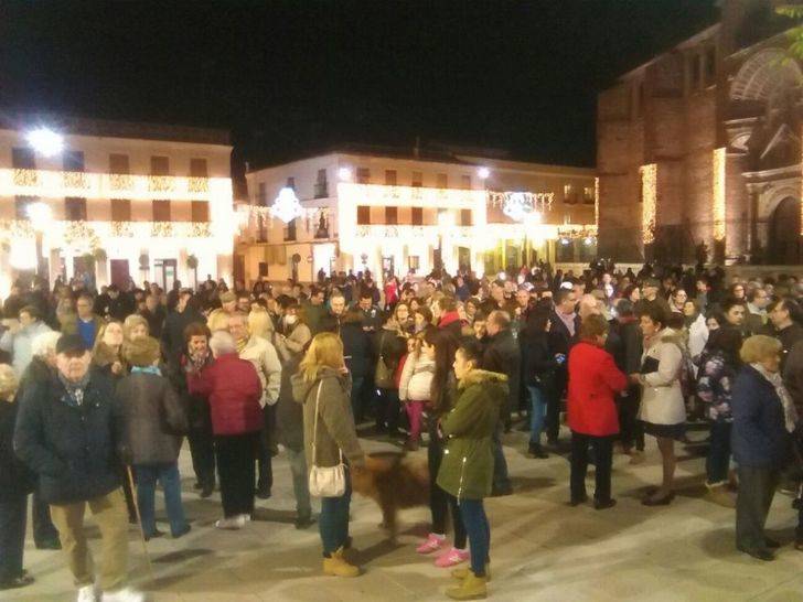 300 personas se concentraron frente al Ayuntamiento de Manzanares (Ciudad Real) para pedir información sobre la legionella
