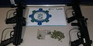 La Policía Local de Alovera interviene cuatro armas de repetición