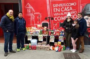 Los jóvenes del PP entregan más de 200 Kg de alimentos a Cáritas El Casar