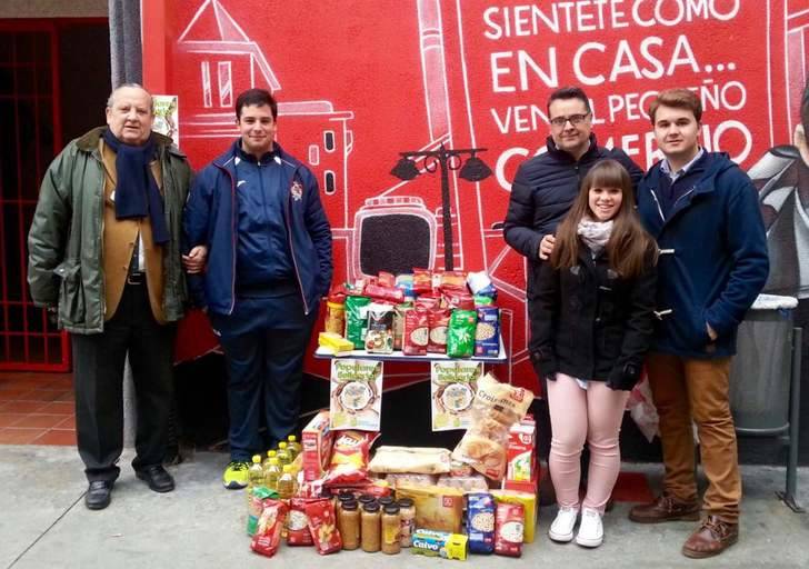 Los jóvenes del PP entregan más de 200 Kg de alimentos a Cáritas El Casar