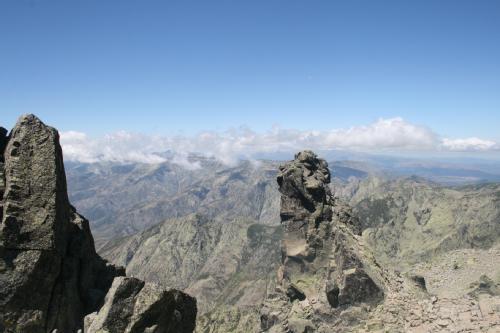 Un montañero de 54 años de Guadalajara fallece tras caerse de una altura de 100 metros en el Pico Almanzor