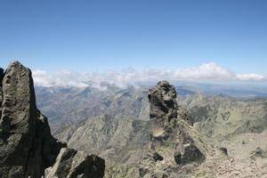Un montañero de 54 años de Guadalajara fallece tras caerse de una altura de 100 metros en el Pico Almanzor