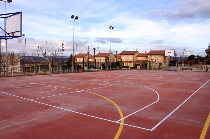Almonacid renueva las pistas del Polideportivo Virgen de la Luz