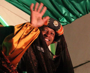 Centenares de niños se echan a las calles de Cabanillas para ver la Cabalgata de los Reyes