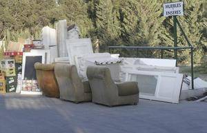 Los vecinos de la capital pueden solicitar el servicio de recogida de muebles y enseres voluminosos