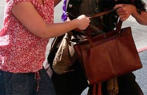 Un guardia civil libre de servicio retiene al autor de un tirón