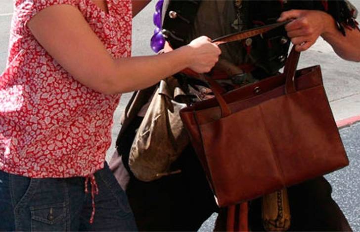 Un guardia civil libre de servicio retiene al autor de un tirón