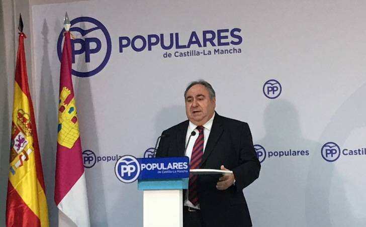 Tirado: Page no da la cara por el brote de legionela y aparece de tapadillo en Manzanares