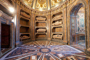 La figura de Ana de Mendoza, VI duquesa del Infantado, detalle monumental del mes de marzo