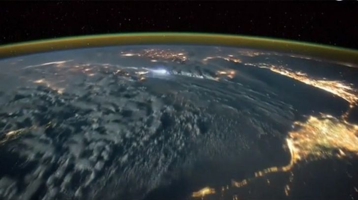 Así se ve una tormenta eléctrica desde el espacio...