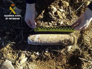 La Guardia Civil desactiva un proyectil de artillería de la Guerra Civil en Brihuega