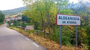 Se sale de la carretera por la nieve un conductor de ambulancia en Aldeanueva de Atienza